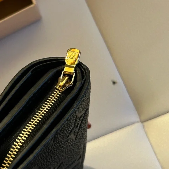 Brand New- Louis Vuitton Cléa Wallet - Full Set - Picture 8 of 11